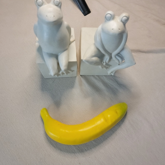Frog Bookends Pair – Vinyl/Plastic Figurines - Picture 1 of 3